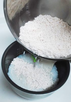 炊飯器甘酒の作り方　ごはんに米麹を加えて